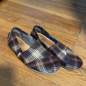 Women’s size 8 Tom’s